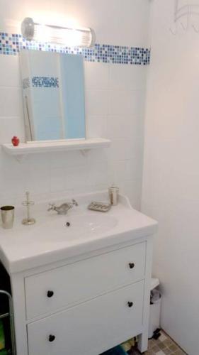 une salle de bain avec un lavabo blanc et un miroir dans l'établissement Charmant T3 Cœur de Saint Victor, à Marseille
