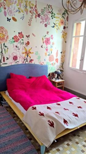 une chambre avec un lit avec une couverture rose dans l'établissement Charmant T3 Cœur de Saint Victor, à Marseille
