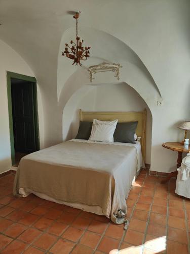 - une chambre avec un lit et un plafond voûté dans l'établissement Les Tilleuls, à Olmi-Cappella