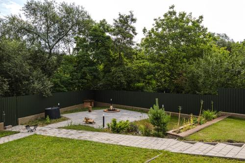 a backyard with a garden with a fence at IoanaGuestHouse in Turda