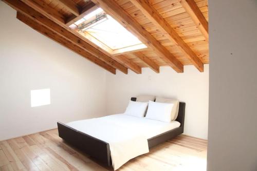 a bedroom with a bed with a skylight at Amazing apartment, Olhao with pool, beach close by in Olhão