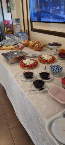 Pensiunea Meridian في كوربين: طاولة عليها أطباق من الطعام