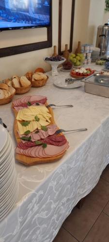 Pensiunea Meridian في كوربين: طاولة عليها أطباق طعام