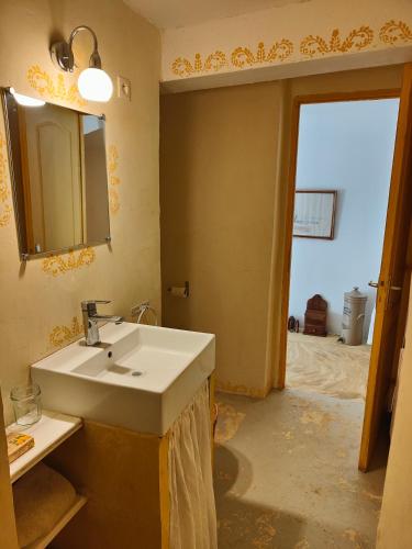 une salle de bain avec un lavabo et un miroir dans l'établissement Appartement Les Tilleuls, à Olmi-Cappella