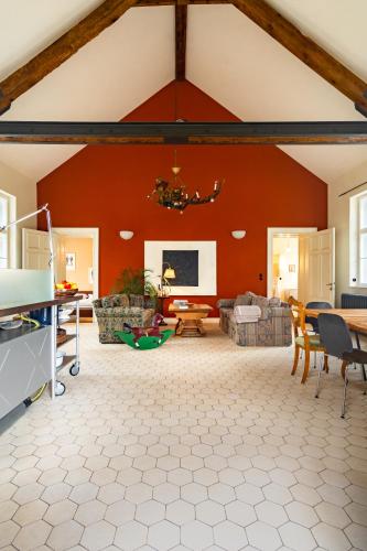 a living room with a red wall at Kleines Schloss Lanke in Wandlitz
