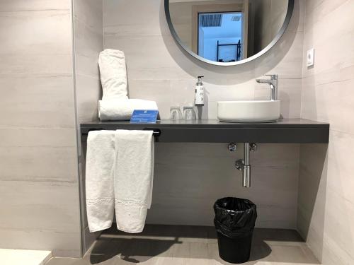 a bathroom with a sink and a mirror at Hotel Pombal Rooms in Santiago de Compostela