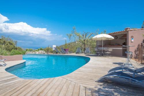 une piscine avec une terrasse en bois et un parasol dans l'établissement T3 indépendant dans villa Piscine Privée Vue Mer panoramique très calme 4personnes, à Porto-Vecchio