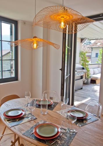 - une table à manger avec des verres et des assiettes dans l'établissement Superbe appartement sur la plage, à Conjux