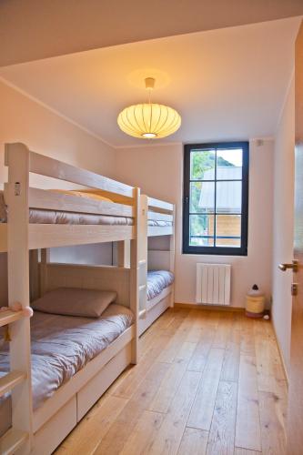 une chambre avec deux lits superposés et une fenêtre dans l'établissement Superbe appartement sur la plage, à Conjux