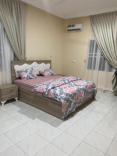 une chambre avec un lit avec des oreillers dessus dans l'établissement 2 Bedroom Semi- Luxury Apartment in Achimota, à Achimota