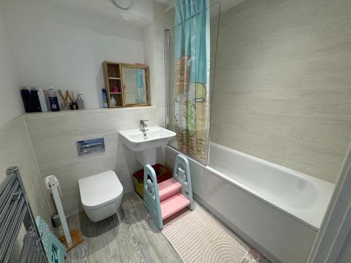 a bathroom with a sink and a toilet and a shower at Beautiful Newbuild 5 bedroom Town House in Chelmsford
