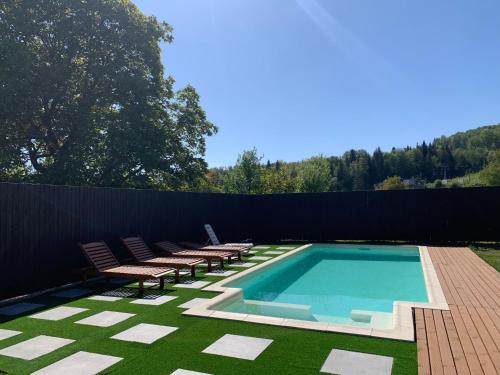 Bazén v ubytování MiShelter nebo v jeho okolí