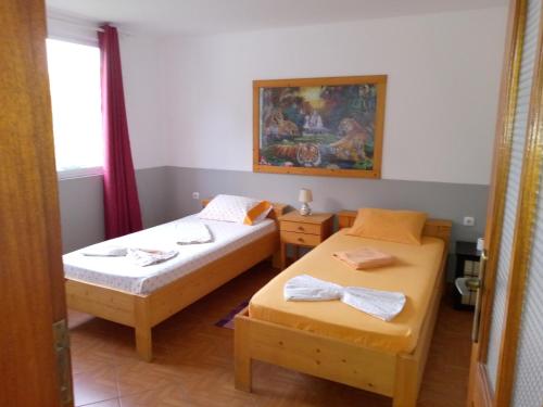 two twin beds in a room with a window at SANDRO Paul Residenciel in Paul