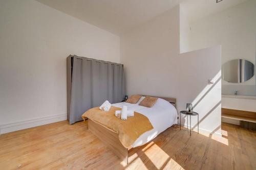 une chambre avec un lit avec deux serviettes dessus dans l'établissement Maison rénovée en centre ville, à Libourne
