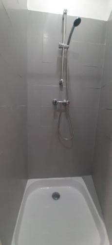 une salle de bain blanche avec toilettes et douche dans l'établissement Studio place Roger Levanneur, à Montmorency