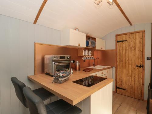 The Foxes Den Shepherds Hut photo 12