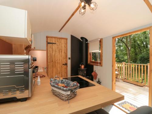 The Foxes Den Shepherds Hut photo 9