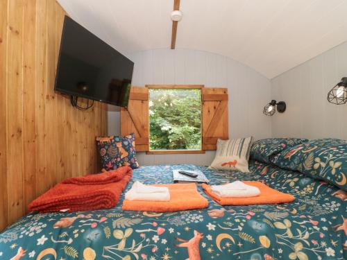 Postel nebo postele na pokoji v ubytování The Foxes Den Shepherds Hut