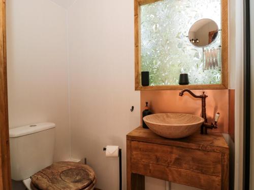 The Foxes Den Shepherds Hut photo 4