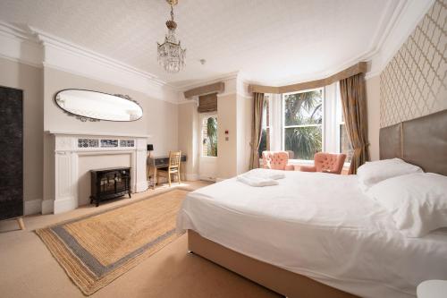 En eller flere senge i et værelse på Westwell Hall