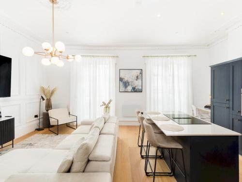 a living room with a couch and a table at Pass the Keys Modern High End 1 Bed in Central Leamington Spa in Leamington Spa