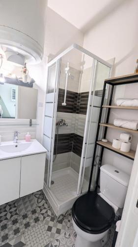 une salle de bain avec une douche, des toilettes et un lavabo dans l'établissement *Ça me convient* Studio Chaleureux, à Villejuif