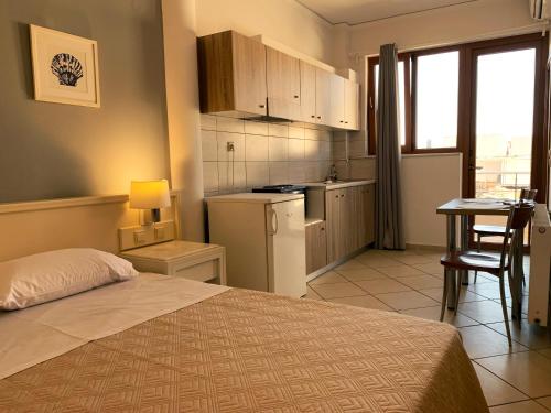 Η κουζίνα ή μικρή κουζίνα στο Platanias Memories Studio 5