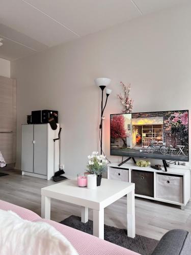 Photo de la galerie de l'établissement Lovely Home next to the Metro Station and Shopping Malls - 16mins to City Center, Convenient, Peaceful, à Helsinki