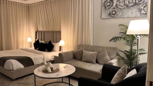 un salon avec un lit et un canapé dans l'établissement أستديو Studio Hiten- Boulevard, à Riyad