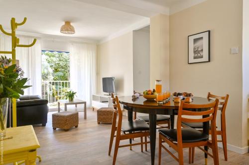 - un salon avec une table à manger et des chaises dans l'établissement Marseille Centre - Appartement 3 Chambres avec Balcon, à Marseille