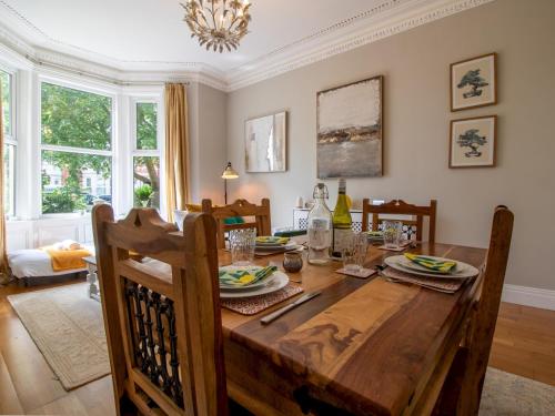 Ruang duduk di Cosy Flat in the Heart of Jesmond - Pass The Keys