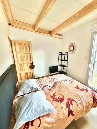 - une chambre avec un lit et une couverture de dragon dans l'établissement La villa de Porsguen et des crustacés - Plouescat, à Plouescat