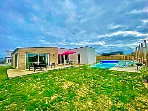 une maison avec une cour et une piscine dans l'établissement La villa de Porsguen et des crustacés - Plouescat, à Plouescat