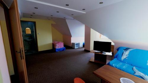 Una televisión o centro de entretenimiento en Delfin -przy plaży, widok na morze