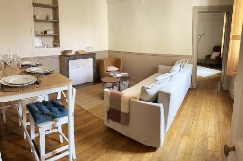 un salon avec un canapé et une table dans l'établissement Centre Versailles château à pied, à Versailles