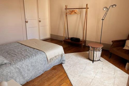 une chambre avec un lit, une table et une chaise dans l'établissement Centre Versailles château à pied, à Versailles