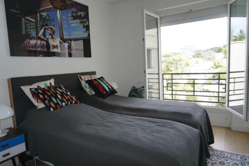 une chambre avec un lit et une grande fenêtre dans l'établissement Best of the best in Cannes with a beautiful view, à Cannes