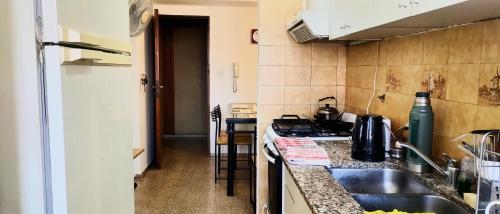 a small kitchen with a sink and a stove at Habitación silenciosa Nº1 en Dpto Compartido in Cordoba