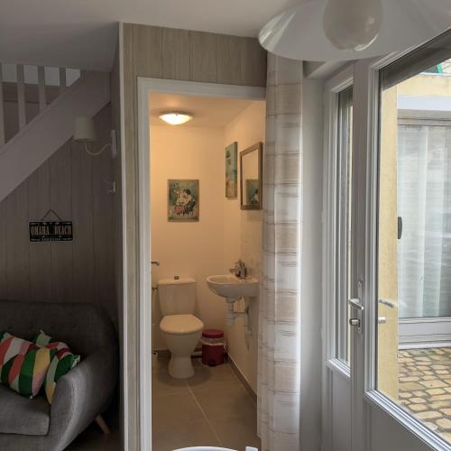 une salle de bain avec toilettes et lavabo dans l'établissement Cottage OMAHA - 3 personnes - Plages du débarquement, à Formigny