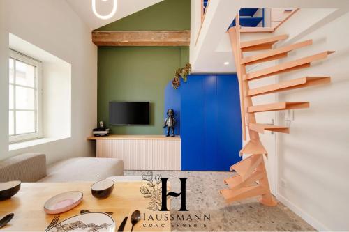 a living room with a blue door and a staircase at Magnifique Appartement Hypercentre Place Stanislas Nancy in Nancy