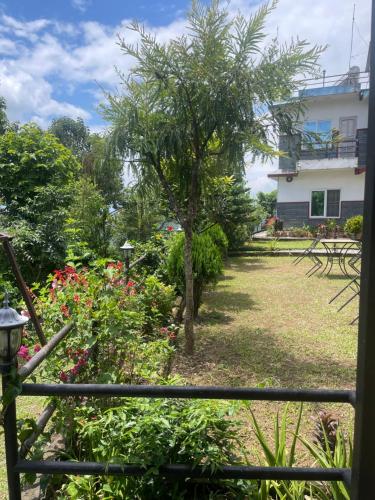 Jardín al aire libre en Himalaya Serene View Guest House & Farm Stay