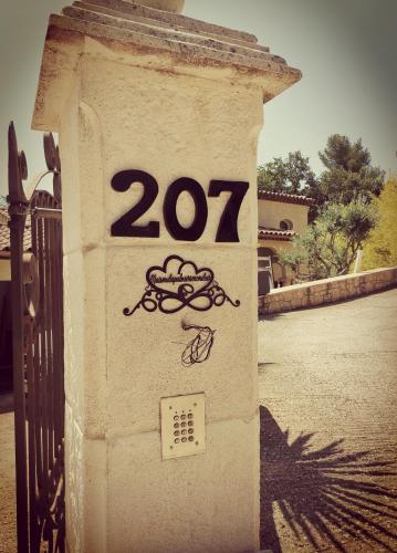 a stone box with the number on it at Maison de Charme en couleurs in Cuers