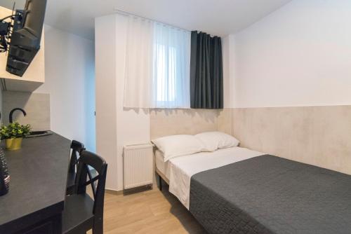 Mini Sleep & Go Room - Private Bathroom