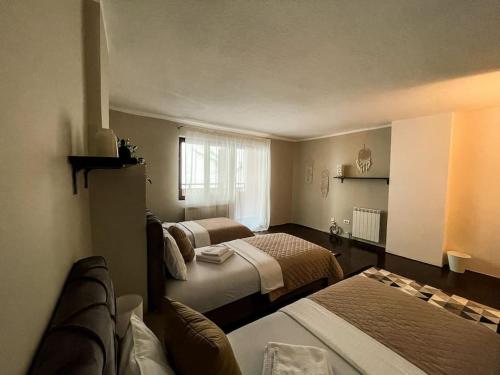 Una habitación de hotel con dos camas y una ventana. en Sweet House Skadarlija, en Belgrado