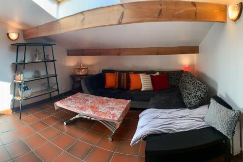 un salon avec un canapé et une table dans l'établissement Coquet et spacieux Appt 3 chambres dans villa avec terrasse et jardin, à Urrugne