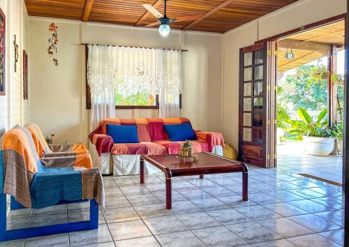 a living room with a couch and a table at Chácara com piscina, churrasqueira, WiFi e quadra in Mairinque