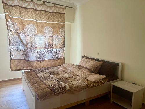 un petit lit dans une chambre avec une fenêtre dans l'établissement Appartement moderne bien equipe, à Tanger