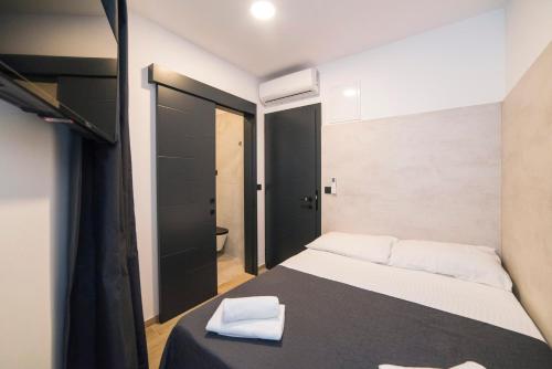 Mini Sleep & Go Room - Private Bathroom