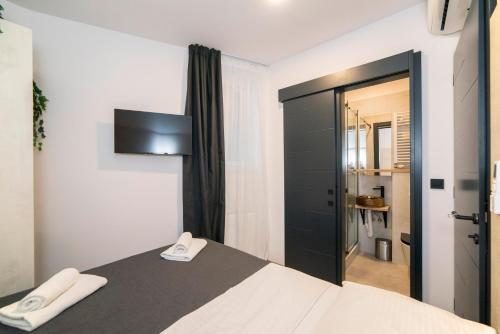 Mini Sleep & Go Room - Private Bathroom