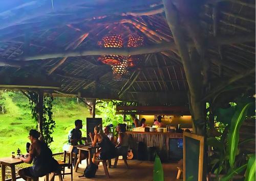 Restaurace v ubytování Canjahawon Nipa Hut Homestay